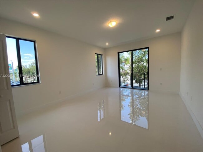 Building Photo - 2434 SW 145th Pl