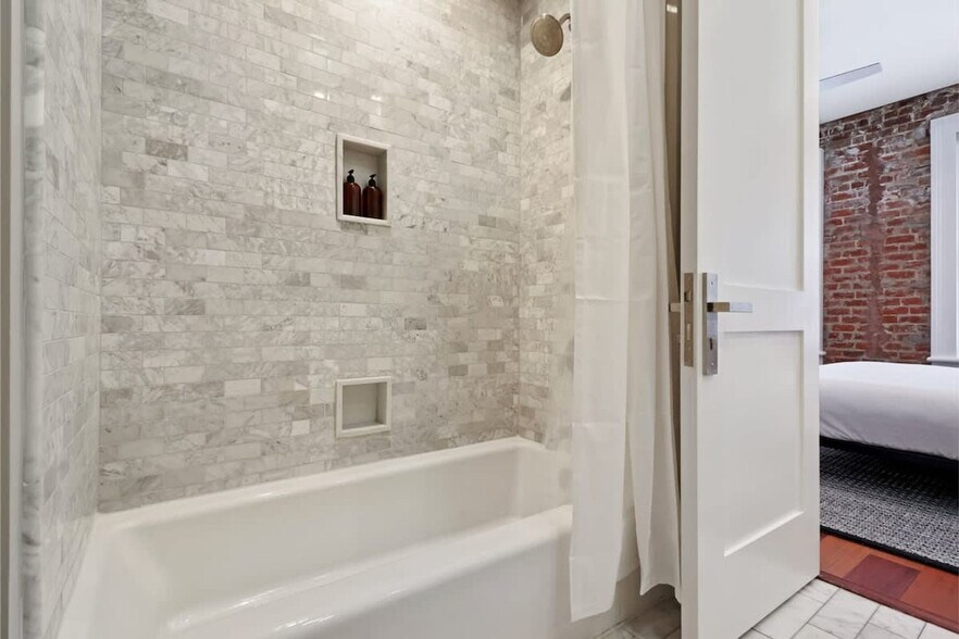 Building Photo - 822 Perdido St