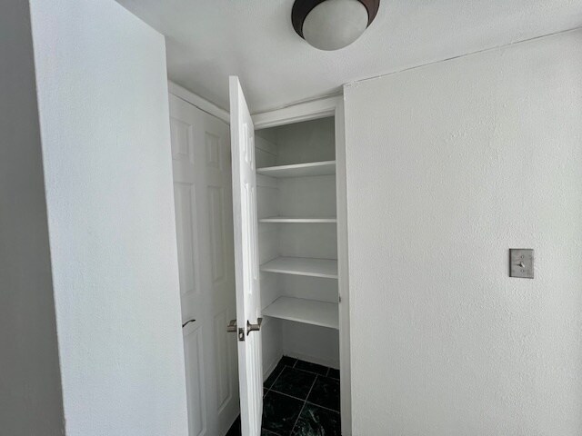 Building Photo - 2016 Bay Dr