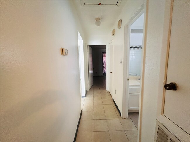 Building Photo - 10502 Long River Dr