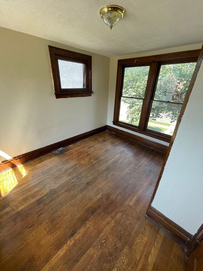 Building Photo - Large Brick 7 bedroom home.
