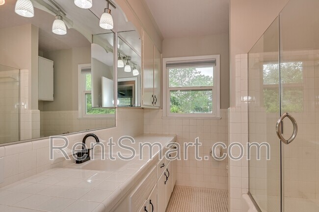 Building Photo - 202 Spring Dr