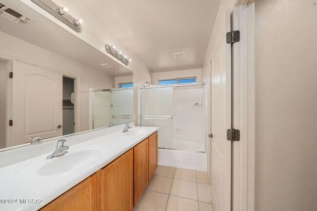 Building Photo - 4 bed/3bath in desirable Paseo Del Rio Community