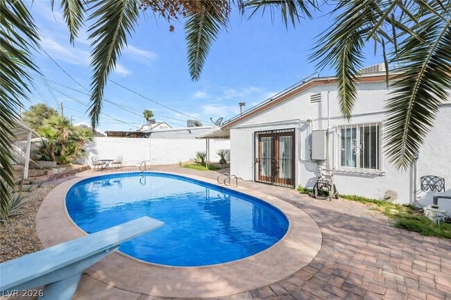 Building Photo - 1828 Hassett Ave