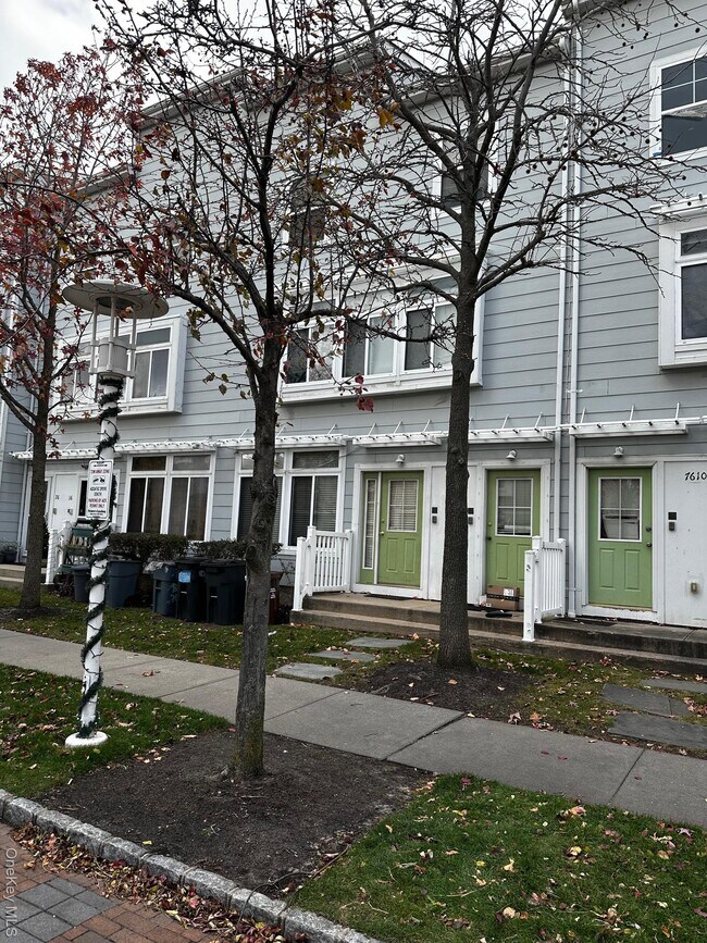 Building Photo - 76-12 Aquatic Dr