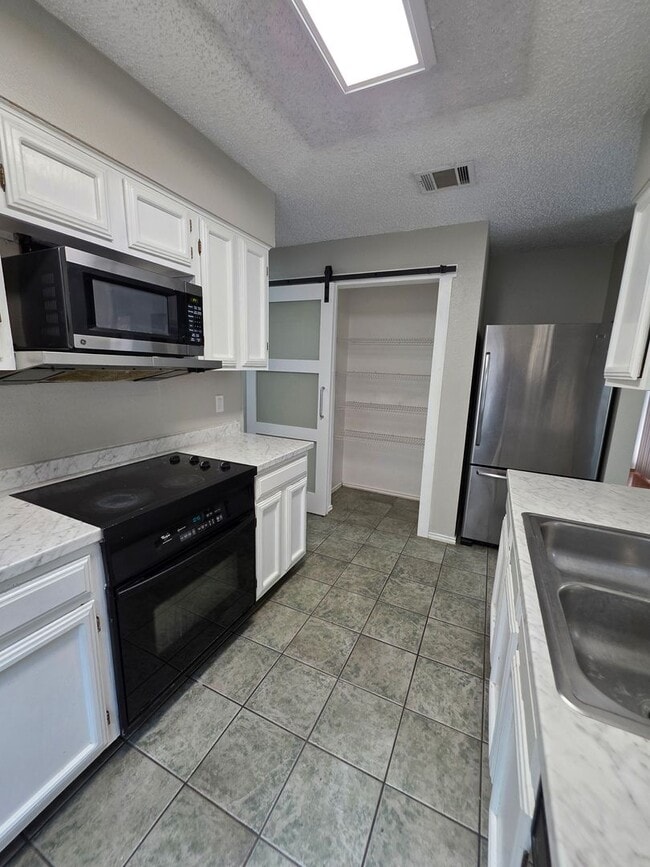 Building Photo - Hidden Creek Townhouse