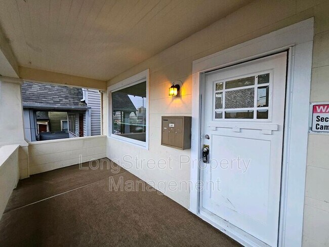 Building Photo - 634 SW Grant St.