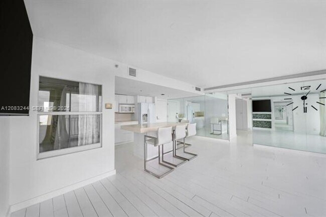 Building Photo - 7601 E Treasure Dr