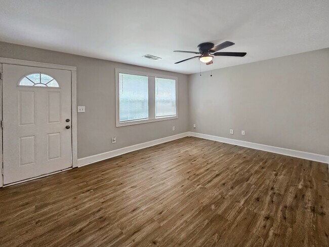 Building Photo - 382 Cologne Dr SE