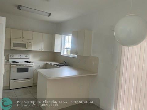 Primary Photo - 2728 NE 3rd Ct