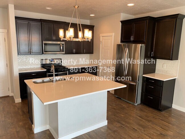 Building Photo - Beautiful 3 Bed, 4 Bath Townhome with 2-ca...
