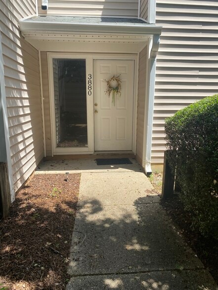 Entryway - 3880 Staffordshire Ln