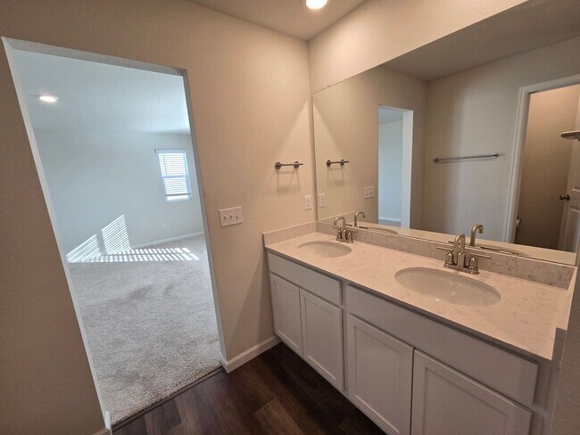 Building Photo - Like new 3 bedroom 2.5 bath with loft