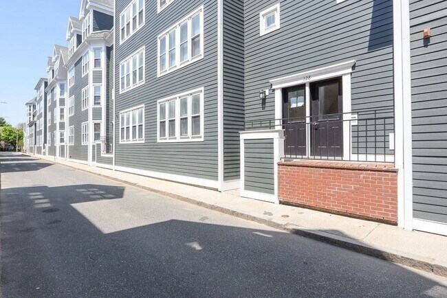 Building Photo - 128 Tudor St