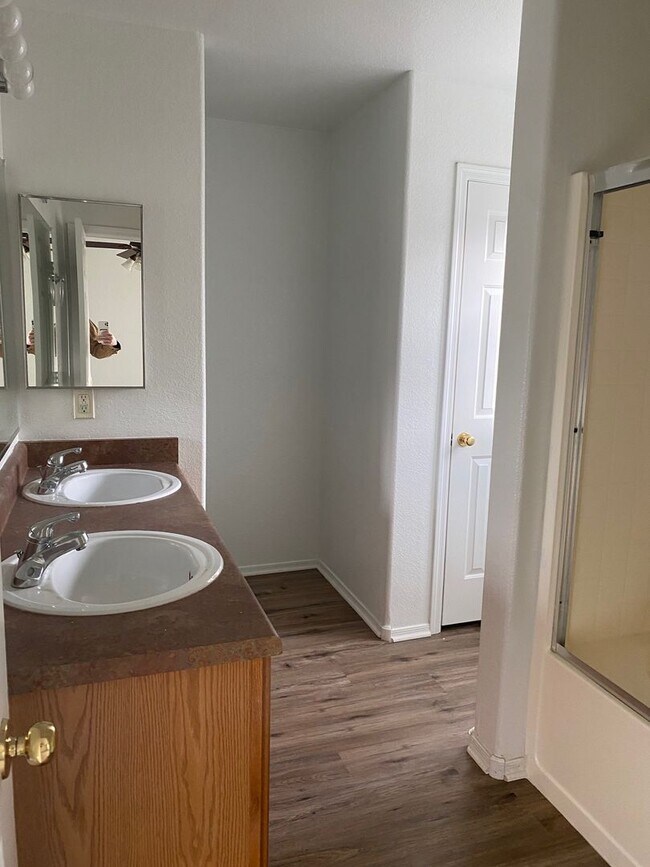 Building Photo - Single level home in Gilbert