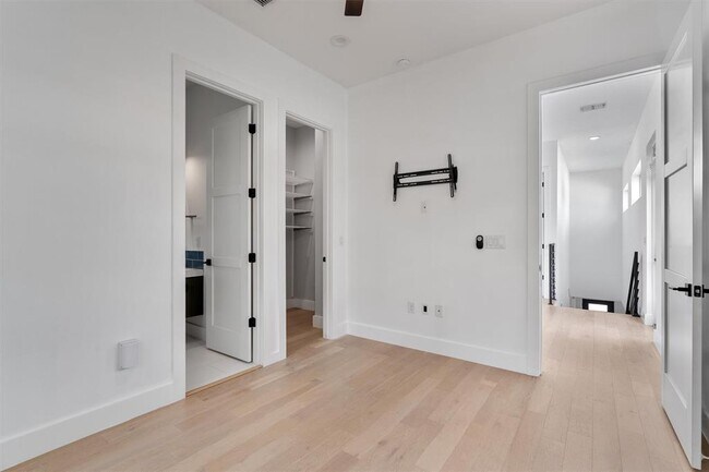 Building Photo - 4712 Reyes St