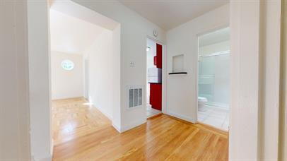 Building Photo - Beautiful 2 Bedroom 1.5 Bathroom with a Ga...