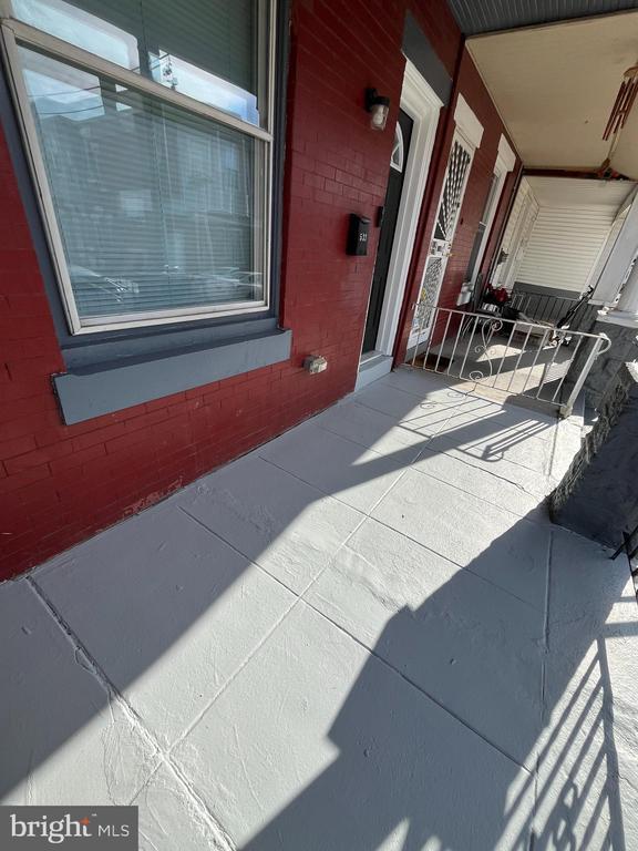 Building Photo - 533 S Salford St