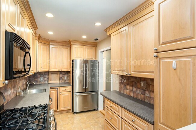 Building Photo - 1200 N Nash St