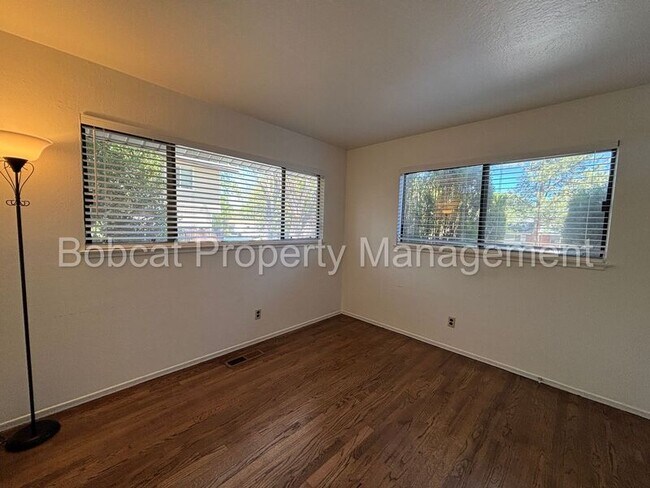 Building Photo - 750 Crain St