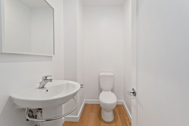 Building Photo - Exquisite 1BD/1.5BTH Condo Unit in the Pea...