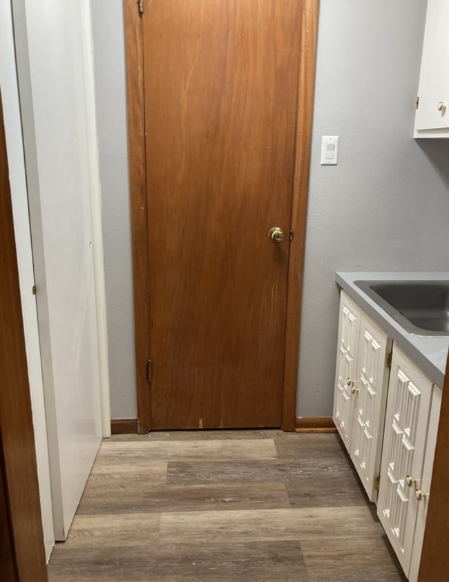 Building Photo - Spacious 3 bedroom 1.5 bathroom home