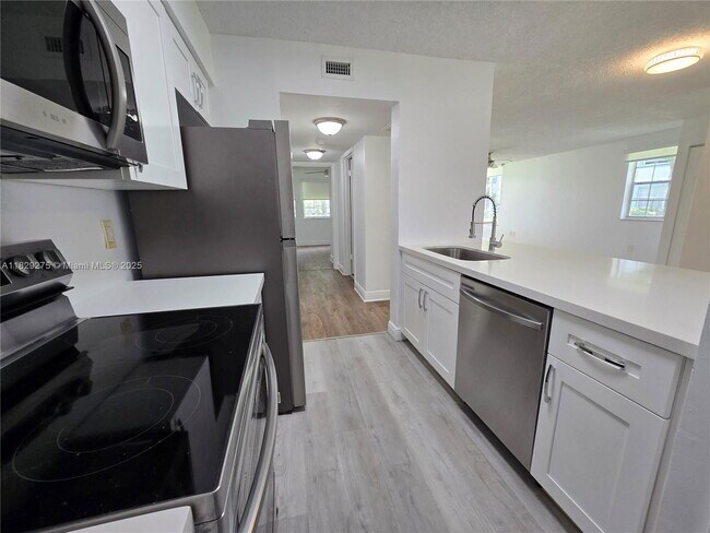Building Photo - 2890 N Oakland Forest Dr