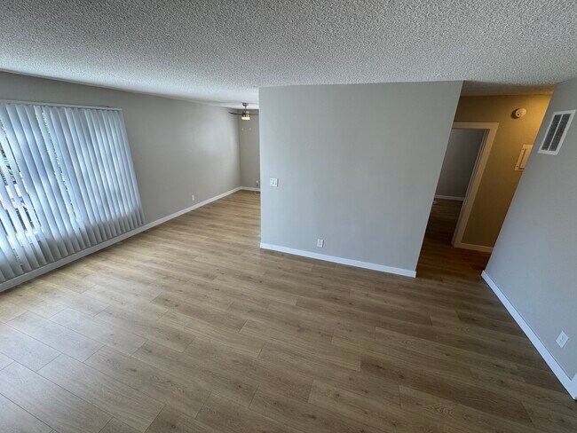 Building Photo - 5361 Russell Ave