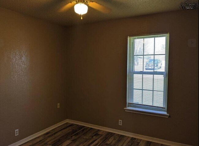 Building Photo - 1204 Lisa Ln
