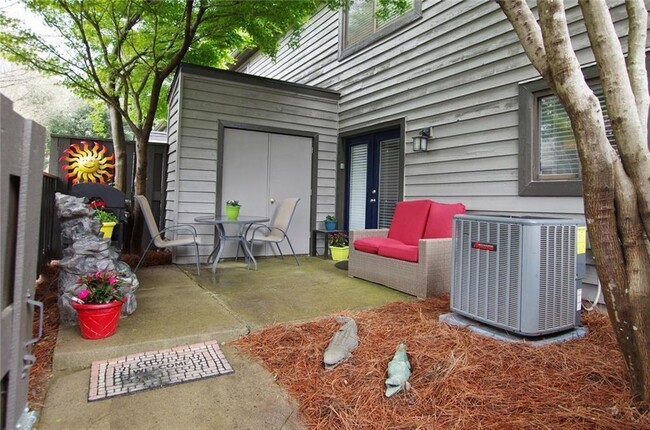 Building Photo - 1701 Cedar Chase Ln NE