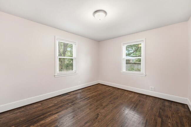 Building Photo - Beautifully Updated 3BR Home in an Established Burlington Neighborhood