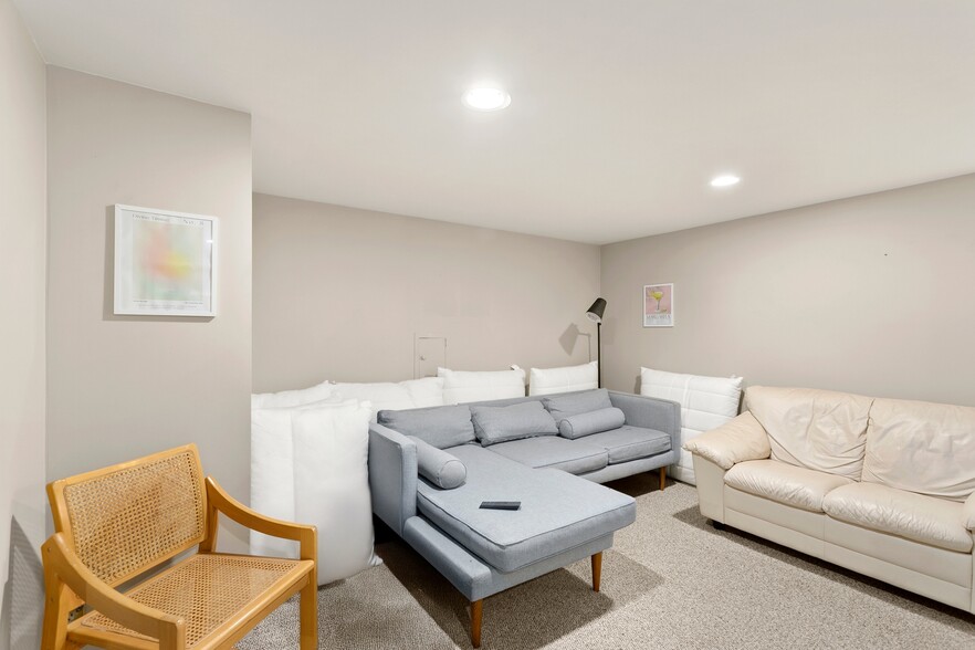 Building Photo - 1526 Thorndyke Ave W