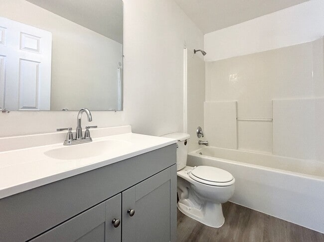 Building Photo - Bright & Spacious Rambler in Rose Park!
