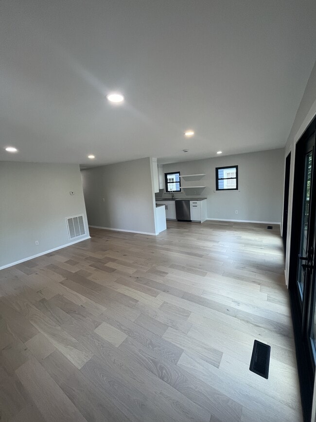 Building Photo - 220 Eveningside Dr