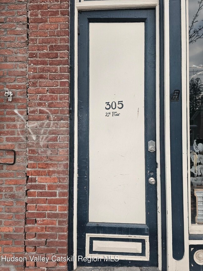 Building Photo - 305 Main St