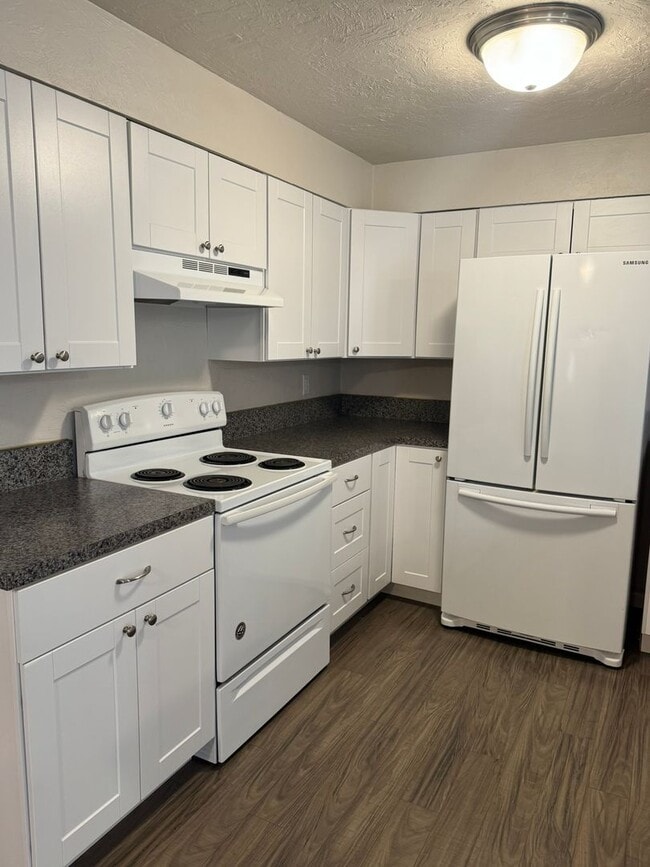 Building Photo - Great 3-Bedroom, 2-Bath Ranch Style Home w...