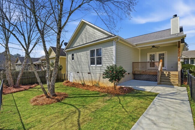 Building Photo - Charming Auburn Home!
