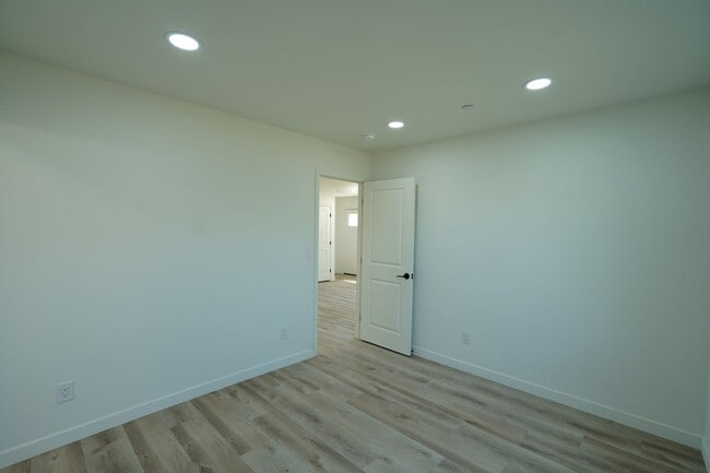 Building Photo - 4805 Charlotte Way