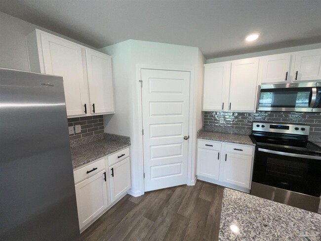 Building Photo - 7835 Lakeside Oaks Dr