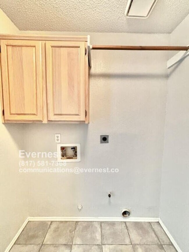 Building Photo - Spacious 3-Bedroom Home with Fenced Yard a...