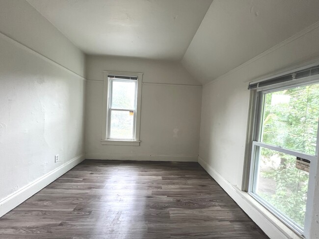 Building Photo - 307 W Locust St