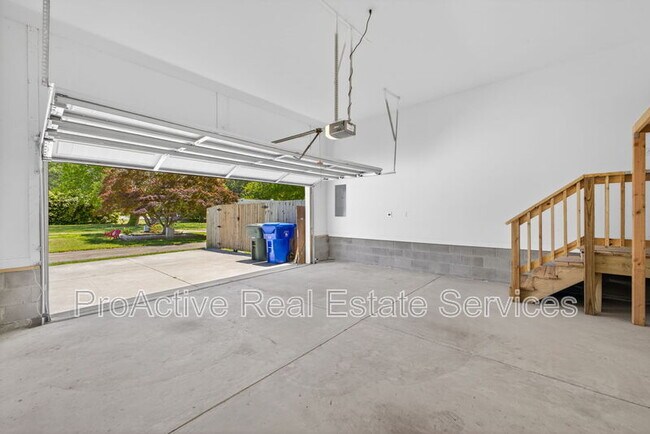 Building Photo - 615 Roland Dr