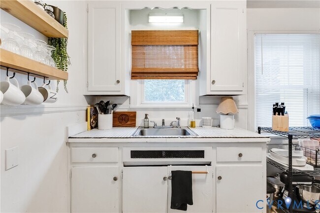 Building Photo - 2103 Pinetree Dr