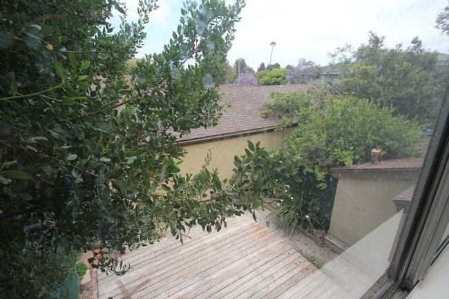 Building Photo - MOVE IN READY!! Charming 3-Bedroom Townhom...