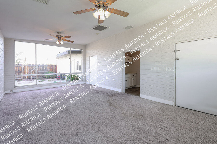 Building Photo - 2110 W Greenbriar Dr