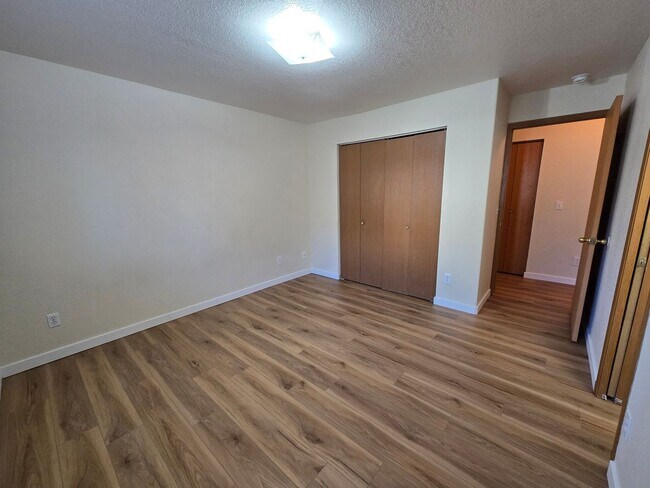 Building Photo - 810 N Siony