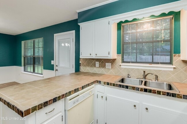 Building Photo - 201 Shadow Cove