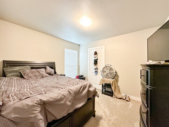 Building Photo - 3/2/1 in Upland Crossing!