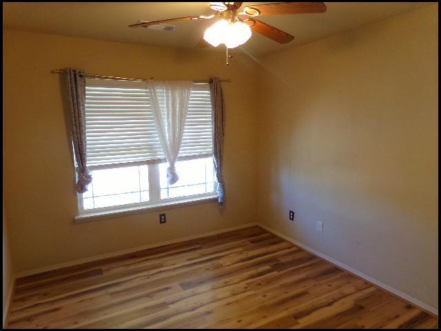 Building Photo - 909 Yarrow Dr