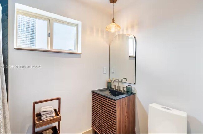 Building Photo - 481 NE 29th St